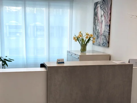 Empfangsbereich der Praxis Dr. med. Hans Brunner im Haus Blumenberg